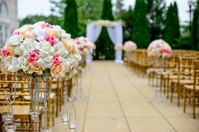 Aranżacja kwiatowa ślubu wykonana przez kwiaciarnię Łąki Pąki w Łukowie